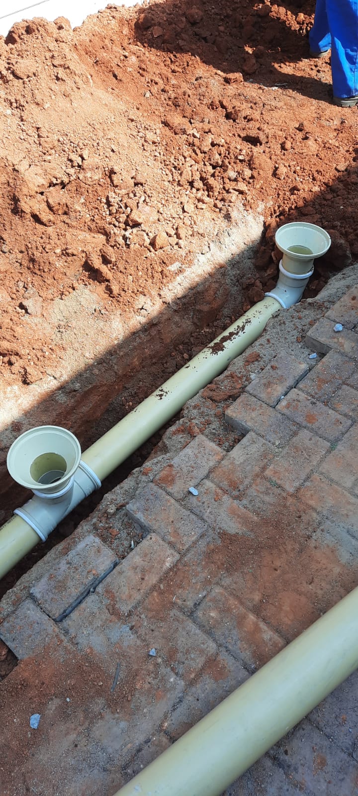 Membrane dressed with gravel along foundation