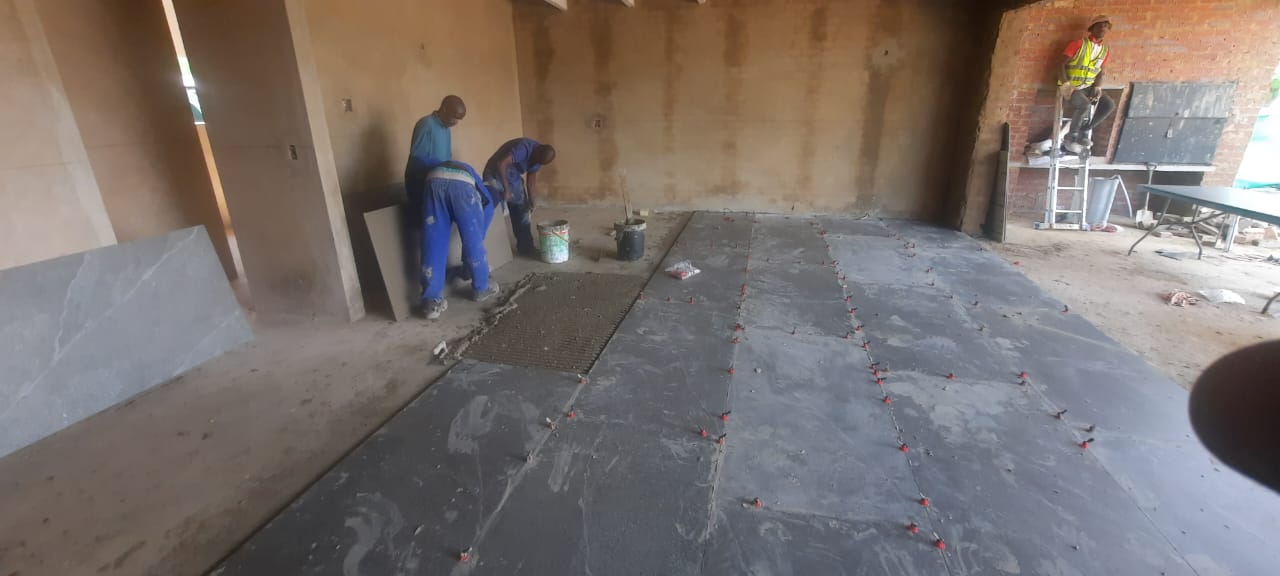 Laying large format tiles